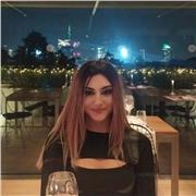 Profesora de español, graduada en filología hispánica, fluente en francés, inglés e italiano
